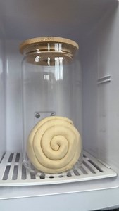 I’ve been testing the Ooni Halo Pro Spiral Mixer for almost a month now, and here’s my honest take. Not gonna lie… I was a little bummed I wasn’t one of the first bakers to test it 😅 @oonihq , my invite must’ve gotten lost somewhere between bulk fermentation and final proof 🫠 Anyway—now that it’s finally in my kitchen, I’ve had time to really put it to work. I’ve been using my KitchenAid 6 qt for years—it’s solid for mixing up to 2 kg of dough. For larger batches (up to 7 kg), I use my Mamy T7