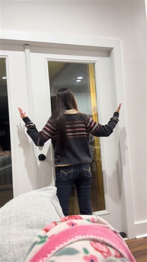 That one time Riley squared up with the rooster for always crowing during her videos. 🐓 I told her to be careful cause that can attack! 😂😭😂 @riley peyton💐 #momsoftiktok #fypシ #grwm #chickentok #funnymoments