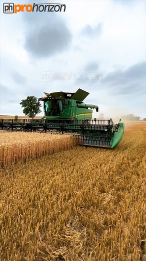 Here is Steve in the John Deere 785i and JD 40ft draper header harvest wheat this afternoon via A T Hill Ltd part of harvest 2022 #FarmingVideo #Harvest2022 #ProHorizon #JohnDeere #britishagriculture | Pro Horizon Farming Content