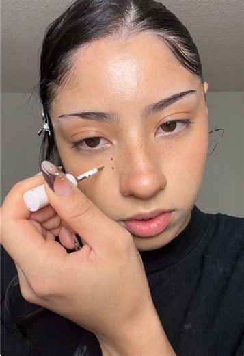 Freckle Makeup Tutorial for a Natural Look