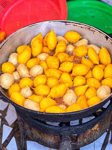 C’est quoi tes beignets préférés ??? J’ai découvert Mémé Gâteaux, un vrai trésor de la street food que je devais absolument vous partager 🥹❤️ Ici, on est servis du petit-déjeuner jusqu’au goûter, et surtout… il y a TOUT ce qu’il faut pour être heureux 🤤👇🏾 🍩 Beignets 🥟 Gbofloto 🍞 Bilan-l’an au sucre 🥨 Jaune avec vermicelles 🥙 Fourrés à l’œuf ou au poisson Chaque bouchée, c’est de la nostalgie, de la chaleur, et beaucoup d’amour 💛 Bref… un coin simple, authentique et tellement bon 😭🔥 �