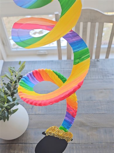 Have the kids make a paper plate end of the rainbow twirler for a St. Patricks Day craft! #stpatricksdaycrafts #kidscrafts #paperplatecrafts #sahm rainbowart