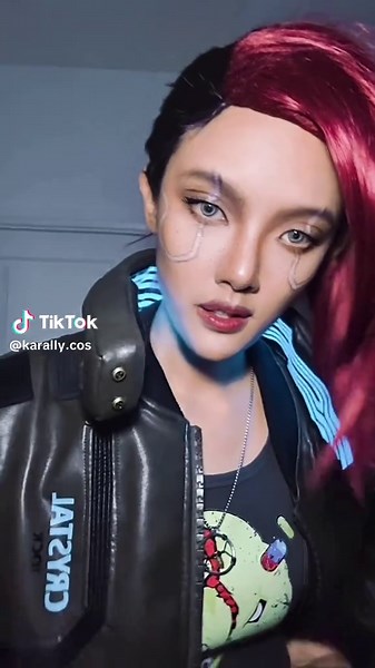Incredible Cyberpunk Cosplay of Valerie