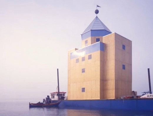 #COLLEZIONEMAXXI: un piccolo teatro galleggiante, ormeggiato a Punta della Dogana e creato per la Biennale di Venezia del 1980. È il Teatro del Mondo di Aldo Rossi che, nel suo breve ciclo di vita, viaggia tra Venezia e Dubrovnik, andata e ritorno, prima di essere smantellato nel 1981. Alberto Ferlenga, Rettore dell’Università Iuav di Venezia, racconta la sua storia. ___ Aiuta la cultura a non fermarsi. >>maxxi.art/sostienici ___ MiBACT Regione Lazio Enel Group | MAXXI - Museo nazionale delle ar