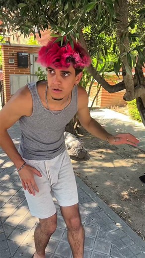 The clown has captured my friend 😰