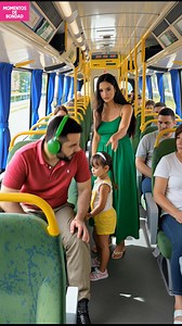 Una lección de AMABILIDAD en el autobús cuando una mujer con un niño aprende que un hombre realmente necesita su asiento. Una madre pidió un asiento pero entendió que el hombre lo necesitaba más. Generated using Kling AI . . . (Sólo con fines de entretenimiento. Consulte a profesionales si se presentan orientaciones sobre actividades. Si se muestra alguna marca, no implica ninguna afiliación. Si se inspiran en hechos reales, pueden incluirse adaptaciones creativas. El contenido puede incluir imá