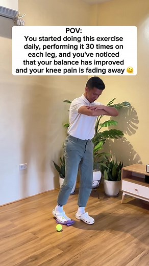 Improve Your Balance & Relieve Your Knee Pain with This Simple Move!! #balancedtraining #kneepain #physicaltherapy