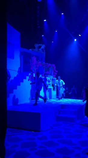 CLAS Producciones on Instagram: "¡La fiesta no se detiene ni detrás del telón! 🤩 Si creían que la energía de Mamma Mia! El Musical solo se vivía en el escenario, ¡esperen a ver lo que pasa en el backstage! Desde nuestro coordinador de escenario que no puede evitar unirse al baile, hasta nuestros talentosos técnicos y maquilladores, todo el equipo vibra con cada función. ¡Es increíble ver cómo cada uno se disfruta al máximo este proceso! Esta pasión y alegría es lo que nos une y lo que hace posi
