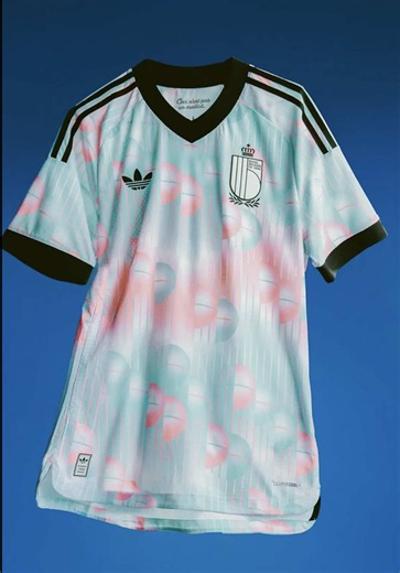 🇧🇪🎨 Bélgica convierte su camiseta en una obra de arte. Inspirada en René Magritte, la equipación visitante mezcla fútbol y surrealismo con un diseño único. ¿La camiseta más original del Mundial? 👀⚽ #Mundial2026 #Deportesentiktok #Fifaworldcup