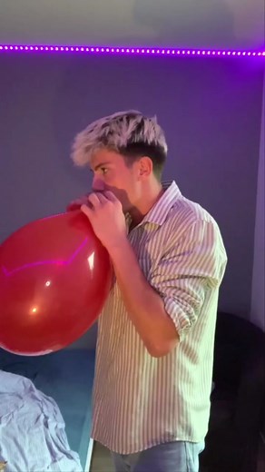 Who's that squeaking?👀 #balloons #balloonblowing #balloonpop #blowtopop #squeaking