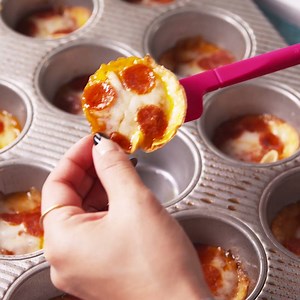 Raise your hand if you can eat all of these mini pizzas by yourself right now (via Delish) | Seventeen