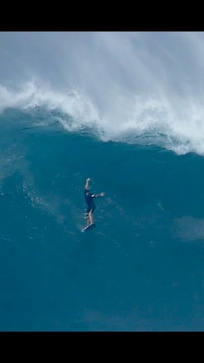 Performance in XXL big wave surfing has advanced thanks to Kai Lenny - he absolutely sends it and usually stomps it - this ☝️ was mind blowing and shows how he draws from different sports to come up with creative solutions as needed. #mauimediacartel #mauicartel #mahalonuiloa #hawaii #surfer #bigwaves #mauihawaii #peahi #surfing #maui | Maui Media Cartel
