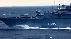 Seefahrt, Fernweh, Naturgewalten, Mensch, Technik, Teamwork. Das alles ist Marine. Mehr als 16.000 Marinesoldaten stehen derzeit im Dienst der Bundesrepublik. Welche Herausforderungen ihnen in ihrem Dienst begegnen und was diesen ausmacht, verrät euch dieses Video. (Video: Bundeswehr) | Bundeswehr