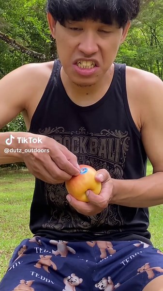 REMOVE the stickers on APPLE! 🍎 🍏 #apple #easy #lifehacks #outdoors #camping #forest #survival #bushcraft #funny