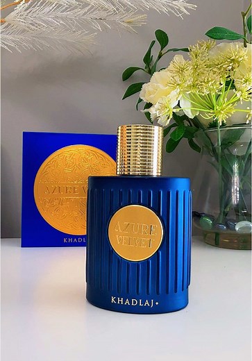 💙Azure Velvet by Khadlaj Top notes: bergamot, lavender, mint Middle notes: floral, fruity, fresh Base notes: woody, powdery, incense Azure Velvet is a fragrance of effortless sophistication, blending fresh brightness with deep, velvety warmth. It opens with a crisp and invigorating trio of bergamot, lavender, and mint, creating a refreshing and uplifting first impression. As the scent develops, a heart of delicate florals, juicy fruits, and airy freshness adds a dynamic contrast, balancing vibr