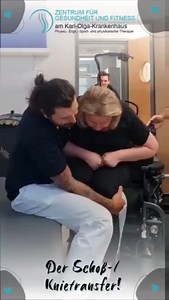 Sicherer Transfer in der Therapie (Pflege und Rehabilitation): Der Schoß- oder Knietransfer (oder auch Knie-zu-Knie-Transfer genannt) Der Schoßtransfer ist eine Technik, die verwendet wird, um Menschen sicher von einem Ort zum anderen zu bewegen. Diese Methode ist besonders nützlich für Personen, die eingeschränkte Mobilität haben und schont die Muskeln und Gelenke des Therapeuten. Beim Schoßtransfer wird die zu transferierende Person, in dem Fall also ich, zunächst auf die Knie des Therapeuten