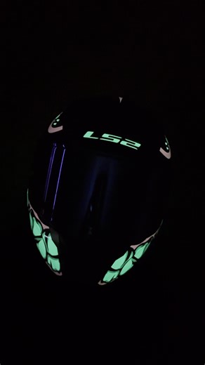 LS2 Brasil on Instagram: "Alguém aí pediu um capacete diferenciado? 😮‍💨Esse é o VIGO SARBUL, nosso capacete que brilha no escuro! Manda um 🔥 nos comentários se você gostou dessa novidade! ⚠️ OBS: Este capacete possui tinta fotoluminescente, que absorve luz solar ou a luz da lanterna do celular para ativar o brilho. O efeito se destaca ainda mais quando visualizado em ambientes escuros. #ls2 #ls2helmets #ls2brasil #capacete #capacetefeminino #capacetebonito"