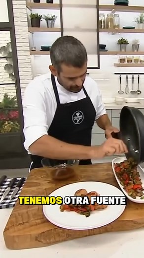 Enrique Sánchez nos enseña a preparar la guarnición ideal para acompañar unos deliciosos solomillitos en salsa. 1 pimiento rojo 1 calabacín 200 g de champiñones 1/2 manojo de espárragos verdes Como guarnición, cocinar en otra sartén con un poco de aceite, el pimiento, los champiñones, el calabacín y los espárragos; todo cortado de forma generosa. Salpimentar y cocinar al gusto. Extracto del Programa Cómetelo del 02/10/2024 #recetas #recetasfaciles | Malaspulgas Café Tapas