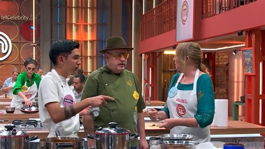 Anabel e Isaías pidieron la ayuda del Chef Herrera casí al terminar el Reto de Eliminación. 🫢🔥 ¡Y esto fue lo que pasó! 👨‍🍳🚨 #MasterChefCelebrity Generaciones, domingos a las 8:00 PM por Azteca UNO. 📺 | MasterChef México
