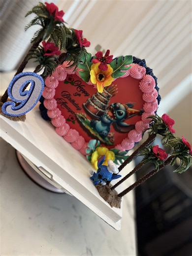 Stitch themed sideways heart cake🌺🌺 Flavor: Vanilla with a fresh strawberry filling and a vanilla buttercream frosting😋😋 Book your next custom cake with @tastee_treats_sweets
