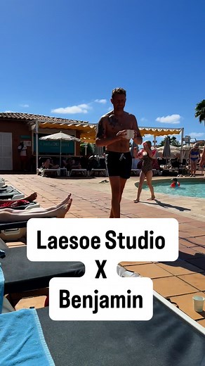 Laesoe Studio x Benjamin vol 1 ✨Benjamin har lovet at stå for content hele ugen 😂 Han finder selv på ideerne og er foran kameraet - jeg skal bare filme 📸Vi tog den i første forsøg og jeg anede ikke hvad han ville sige.. men jeg døde lidt af grin 🤣❤️Hvad siger du? Sælger det skytsengle?? 😂😂 | Laesoe Studio