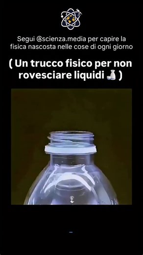 Scienza Media on Instagram: "Segui (NOI) @scienza.media - Versare liquidi sembra senza sforzo, ma una colata pulita e senza gocce dipende da qualcosa di più che da mani ferme. Dietro c’è un po’ di fisica che controlla tensione superficiale, adesione e flusso. Inclinando il contenitore all’angolo retto e tenendo il labbro vicino al contenitore, si riducono gli spazi d’aria, si limitano gli schizzi e si guida il liquido dove dovrebbe andare. Il liquido si aggrappa brevemente al bordo prima di romp