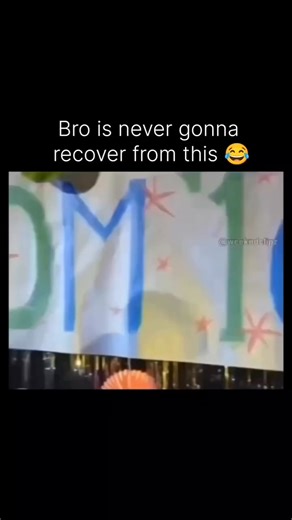 Memes on Instagram: "日本利用压电瓷砖将脚步转化为电能。这些瓷砖捕捉来自你脚步的动能。当你行走时，你的重量和动作会对瓷砖产生压力。瓷砖会轻微弯曲，从而产生机械应力。瓷砖内部的压电材料将这种应力转化为电能。每一步都会产生少量电荷，而数百万步结合在一起就能产生足够的电力来驱动 LED 灯、数字显示屏和传感器。在像涩谷车站这样繁忙的地方，每天大约有 240 万个脚步为这一系统作出贡献。这些电能可以被储存或立即使用，从而减少对传统电力来源的依赖，并支持可持续的城市基础设施。这种方法将日常运动转化为实用的可再生能源 #日本 #知识 #事实 #你知道吗 #推荐 #科技 #创新 #历史 #技术 #实验 #热门"