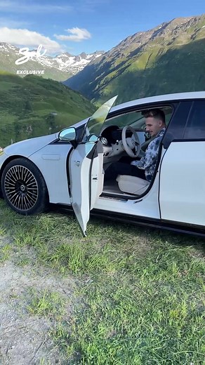 Exploring the Cutting-Edge Tech in the Mercedes EQS 580