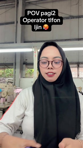 POV pagi operator tlfon di buruh pabrik