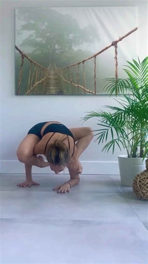 Get toned arms with this yoga pose #yoga #yogaanytime #yogapractice #yogaflow #yogalife