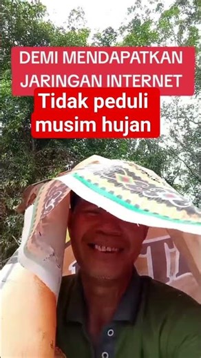 untuk mencari jaringan internet tidak peduli musim hujan hanya bernaung dibawah baleho