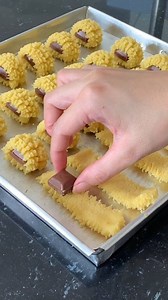 Ada ya orang suka nastar tapi gak suka selai nanasnya ? Ada! Suami saya 🙋‍♂️! Nah tinggal ganti selai nanas dengan coklat gini malah jadi mewah bun, buat tamu lebaran nanti pasti jadi rebutan. Cetakan nastar gulung order disini https://s.shopee.co.id/50RCUKyzc2 Yang salfok sama sendok takar digital bisa order disini https://s.shopee.co.id/1LXvbhpnwB Resep Nastar Cadbury By Cooking with Hel Bahan: - coklat batang sekitar 40 potong - butter 100 gr - margarin 50 gr - gula halus 25 gr - kuning telu
