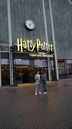 Du bist großer Harry Potter Fan und liebst atemberaubende Shows? Dann sei dabei, wenn die Magie von Hogwarts bei diesem unvergesslichen Live-Event in Hamburg zum Leben erweckt wird! Am Hogwarts Day erwarten dich zauberhafte Überraschungen rund um die Show. Mit deinem Ticket hast du außerdem die Chance ein Meet & Greet mit dem Cast und die Teilnahme beim großen Harry Potter Trivia-Quiz zu gewinnen!