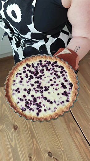 Heleppo, nopia resepti! Annin uunissa, mummon mustikkapiirakka. Muropohja 100 g voita 1 dl sokeria 1 kananmuna 2,5 dl vehnäjauhoja 1 tl leivinjauhetta ripaus raastettua limetin kuorta/ vaniljasokeria tai kardemummaa (valinnainen) Vaahdota sokeri ja pehmeä voi. Lisää kananmuna ja jatka vaahdottamista. Sekoita leivinjauhe ja jokin mausteista jauhojen kanssa. Kääntele jauhot munasokerivoi-vaahtoon. Painele taikina tavalliseen piirakkavuokaan tai irtopohjalliseen* piirakkavuokaan (26-28 cm).* 300 g 