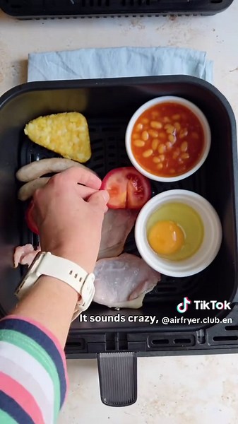 You will not believe this, but you can make a Full English Breakfast entirely in the air fryer! 🍳🥓 Pure breakfast perfection in under 20 minutes. Hit save right now so you can level up your next weekend brunch! ✨ The Recipe: Air Fryer Full English Breakfast Preparation Time: 5 mins Total Time: 17-20 mins Serves: 1 Ingredients: * 2 chipolata sausages * 1 hash brown * 200g baked beans * 2 slices of bacon * 1 egg * 1 tomato, halved * 1 slice of bread * Low-calorie oil spray Method: 1. Prepare the