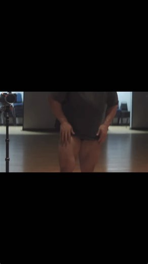 Alright, I dug deeper because a lot of you asked for clarification 👀 I went back and reviewed Sam’s quad from the 2025 Arnold and also checked multiple photos and videos from 2025… and guess what? There was NO lump there. Fast forward to now in 2026… and suddenly there’s a very noticeable lump on his quad. So the question is, what changed? Is it: an injection site? a muscle tear? scar tissue? or am I tripping and this is just “LumpGate 2026”? 😅 Why didn’t we see this last year… and now it’s cl