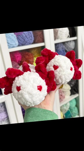 An adorable pair of axolotls for heart season!! ❤️❤️❤️ #crochet #crochetersoftiktok #plushie #axolotl #hookindaycrochet