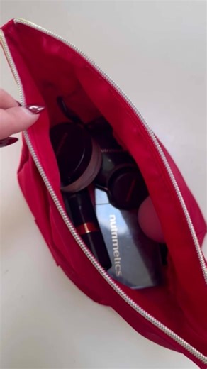 Glow-giving Springtime makeup must haves! Ashlee takes us through this Complete Cover Colour Bundle which includes Wonder Blur, which primes wrinkles and pores. For a full glam finish, NEW Complete Cover Foundation means no midday touch-ups. Apply with the BONUS Marshmallow Sponge for that real skin look. Finish with the mineral infused powder. Take your glow to go in the BONUS Cosmetics Bag. SHOP >> https://hubs.li/Q02NK-DP0 #nutrimetics #colour #makeup new #foundation #bonus #makeupsponge #tra