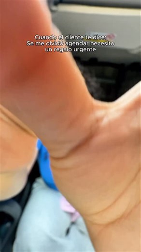 Espero que no seamos los únicos que les ha tocado resolver en el auto 🤣👇🏻 cuéntenme ustedes!! #emprendimiento #flores #regalospersonalizados #regaloscreativos | Papaya