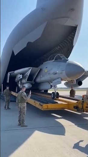 Watch How the U.S. Military Moves Fighter Jets 👀🇺🇸