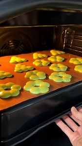Petit sapin et couronne de Noël en macaron Vous pourriez aussi les faire en biscuit crédit: @shunichka Pour les petites décorettes nous avons une grande variété https://aux-arts-de-la-table.com/recherche?controller=search&orderby=position&orderway=desc&search_query=décorette noel&submit_search=OK Disponible sur notre site et à la boutique pignon sur rue 5175 boul. de l'Ormière, local 3, Québec, G1P 1K6 | Aux arts de la table