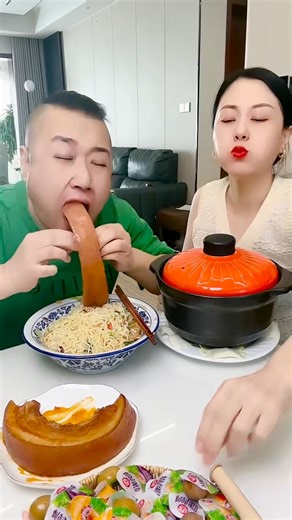 I planned the challenge… he planned the eating 😆🍔 #CoupleLife #FoodieHusband #吃货 #FoodChallenge #FunnyCouple | Daily Couple Videos