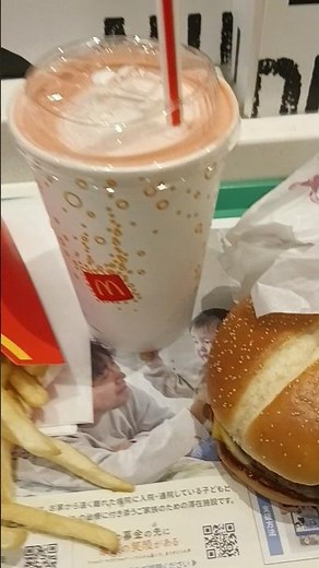 マクドナルドの炙り醤油風たまごベーコン肉厚ビーフバーガーとマックシェイクストロベリー注文して飲食しました。侍マック久しぶりに食べたかったのでとても胃袋が満たされました！