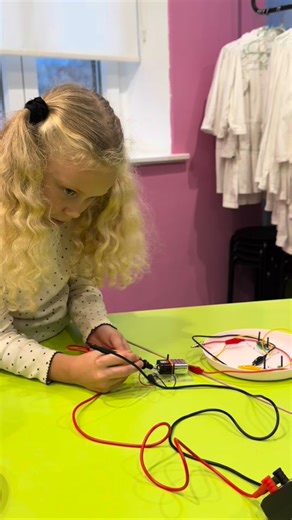 🔍 Mali istraživači u akciji! U ovom videu pogledajte kako djeca u Tinkeru istražuju svijet električne energije; izrađuju vlastiti strujni krug i testiraju što će se dogoditi kada spoje lampicu sa slanom i slatkom vodom te sa slanim i slatkim tijestom. Hoće li lampica zasvijetliti? 🔦✨ Ovakve aktivnosti potiču logičko razmišljanje, kreativnost i znanstvenu radoznalost kod djece – kroz igru i praktičan rad uče osnovne principe fizike i elektrotehnike. 👨‍🔬👧 Želite da i vaše dijete razvija ovakv