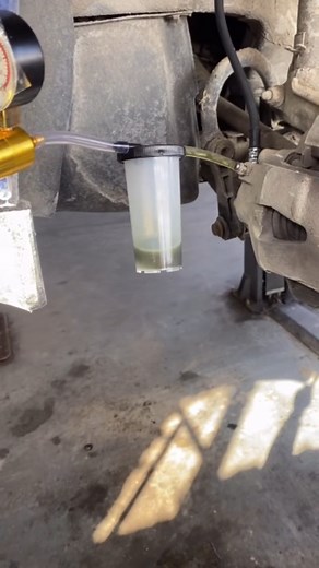 Sangria de freio: por que é essencial e como funciona? O sistema de freio é hidráulico, ou seja, depende de fluido para transmitir a força do pedal até as rodas. Mas quando entra ar nas linhas, o pedal fica borrachudo e a frenagem perde eficiência. Aí entra a sangria de freio: 🧰 O que é? Processo de remoção do ar (e fluido velho) das linhas de freio. 🔧 Como é feita? Abrindo os sangradores nas rodas, enquanto alguém aciona o pedal (ou com ferramenta a vácuo). ⚠️ Quando fazer? Troca de fluido, m