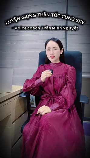 Con trở về, tóc mẹ nhuốm màu mây Vết đồi mồi mọc đầy trên tay mẹ Bàn tay trước cuộc đời trăm ngả rẽ Vẫn dịu dàng ôm con trẻ yêu thương Con trở về nơi lòng nặng tơ vương Mùi hoa bưởi gọi dư hương thuở nọ Anh lính nhà bên nơi biên cương nắng gió Biết hay chăng cô gái nhỏ vẫn chờ. #danhthucgiongnoiquyennangcungsky