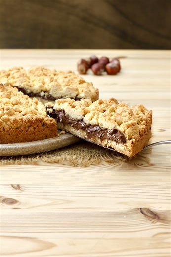 CRUMBLY OUTSIDE, MELTY INSIDE 😍 This pie is super easy to make and perfect for breakfast! 👉INGREDIENTS 125g butter or margarine 150g sugar 2 eggs 450g all-purpose flour 2 tsp baking powder 1 tsp vanilla extract 400g hazelnut cream 24cm cake pan 👉METHOD 1. Pour the Butter (cut into pieces) and the Sugar into a large bowl, mix with an electric mixer until you get a soft dough. 2. Add the Eggs and vanilla extract, mix again until you get a cream. 3. Add the Flour and Baking Powder, continue mixi