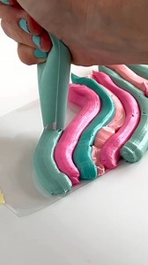 650K views · 2.8K reactions | Turning cupcakes into a mini cake. I’m using an acetate sheet to pipe my buttercream stripes and wrap it around the 2 cupcakes stacked on top of each other. Smoothing to make sure it adheres to the cake and chilling in the fridge for 1 hour before removing the layer. So cute! #minicake #cupcakecake #buttercream #cakedecorating | Sophia Mya Cupcakes | Facebook