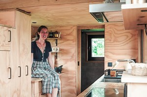 740K views · 4K reactions | Heb jij al eens gehoord van een tiny house? Dat is een compact huis op wielen. Sieglinde Heymans woont al een tijdje in een tiny house in Damme. Ze leidt ons graag rond in haar kleine paradijsje. | Radio2 | Facebook