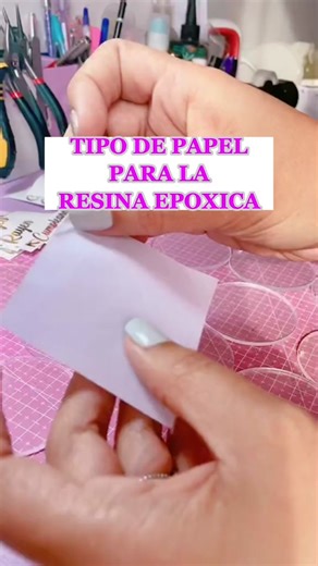 QUE TIPO DE PAPEL USAR PARA RESINA EPOXICA. Tienes 2 tipos de papel para usar con impresora de inyección de tinta. Son los más prácticos de utilizar para todas las personas que están iniciando.... Los puedes conseguir en librerías y papelerias. #llaverosresina #tutorialresina #resinarte #resinatips #resinaideas